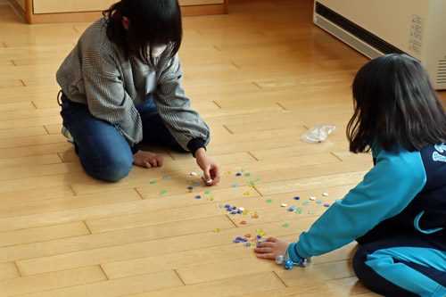 おはじきをする子供たち