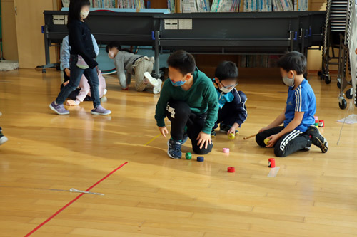 達磨落としに完成を上げる子供たち