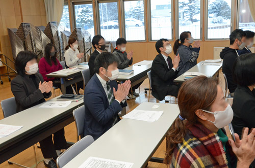 講師に拍手を送る先生方