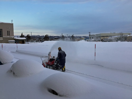 除雪をする公務補さん