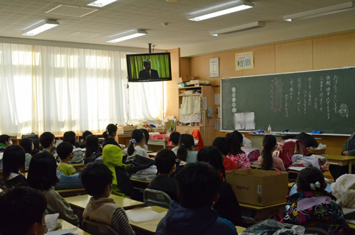 教室で話を聞く子供たち2