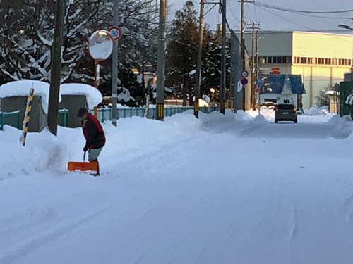 除雪をしてくれている公務補さん