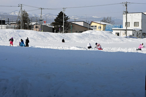 グラウンドにできた雪山