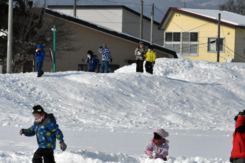 雪で遊ぶ子供たち1