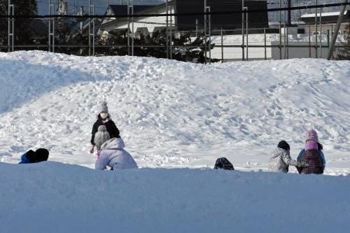 雪で遊ぶ子供たち2