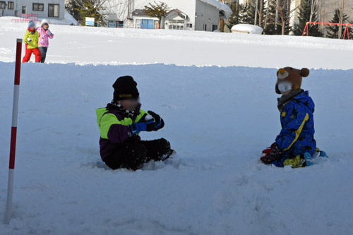 雪で遊ぶ子供たち3