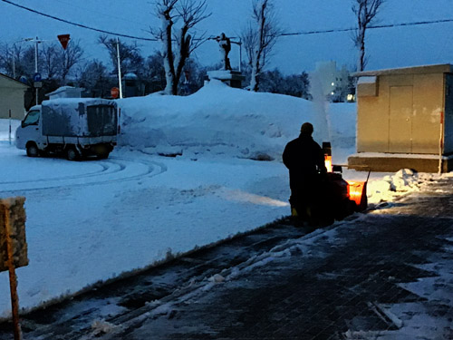 除雪をする公務補さん1