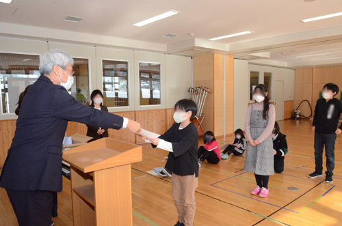 席書大会校内表彰の様子-八雲小