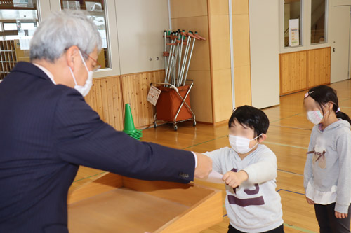 席書大会校内表彰の様子3-八雲小