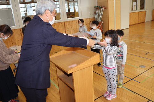 席書大会校内表彰の様子4-八雲小