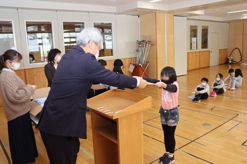 席書大会校内表彰の様子6-八雲小