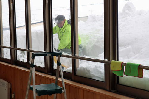 雪かきをする公務補さん