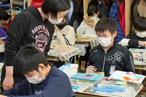 卒業制作の作品を作る子供たち