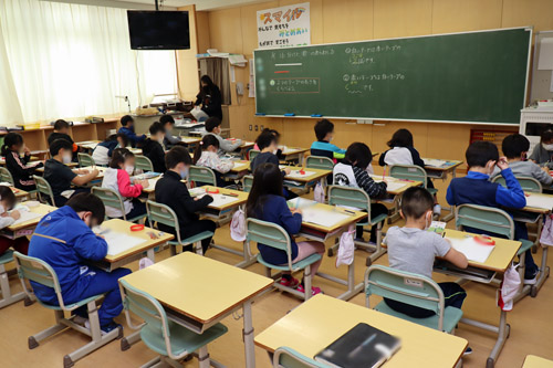 子供たちが集中して学習している風景