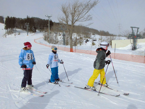 スキーを滑る子供1