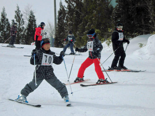 スキーを滑る子供2