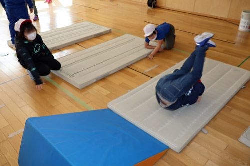 的お運動をする子供たち