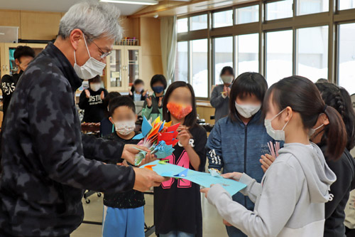 手作りのプレゼントをもらう校長（八雲小）