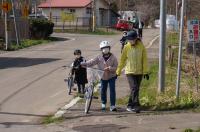 交差点の手前で自転車を降り、左右の確認をして渡ります。